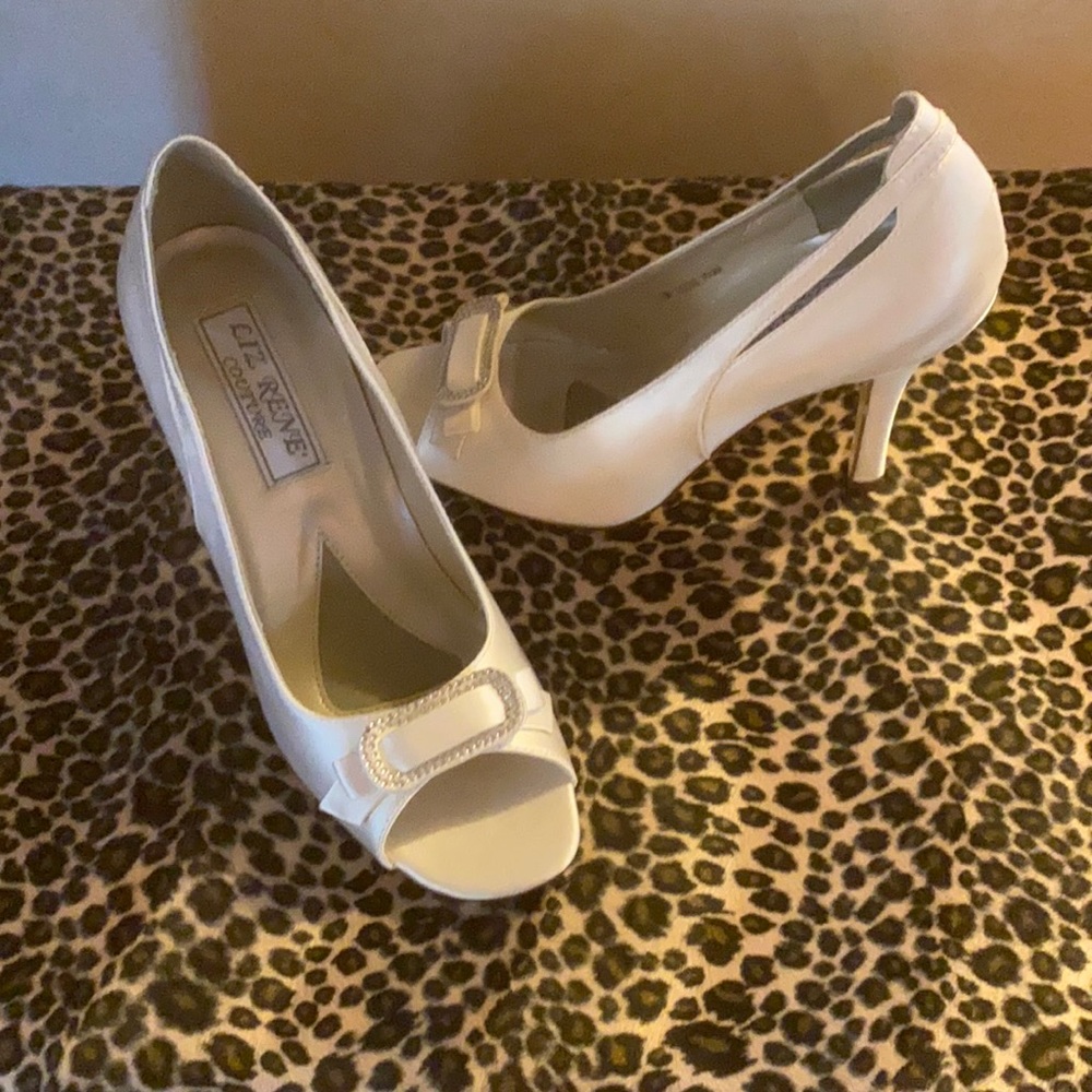 White silk wedding shoe size 7M